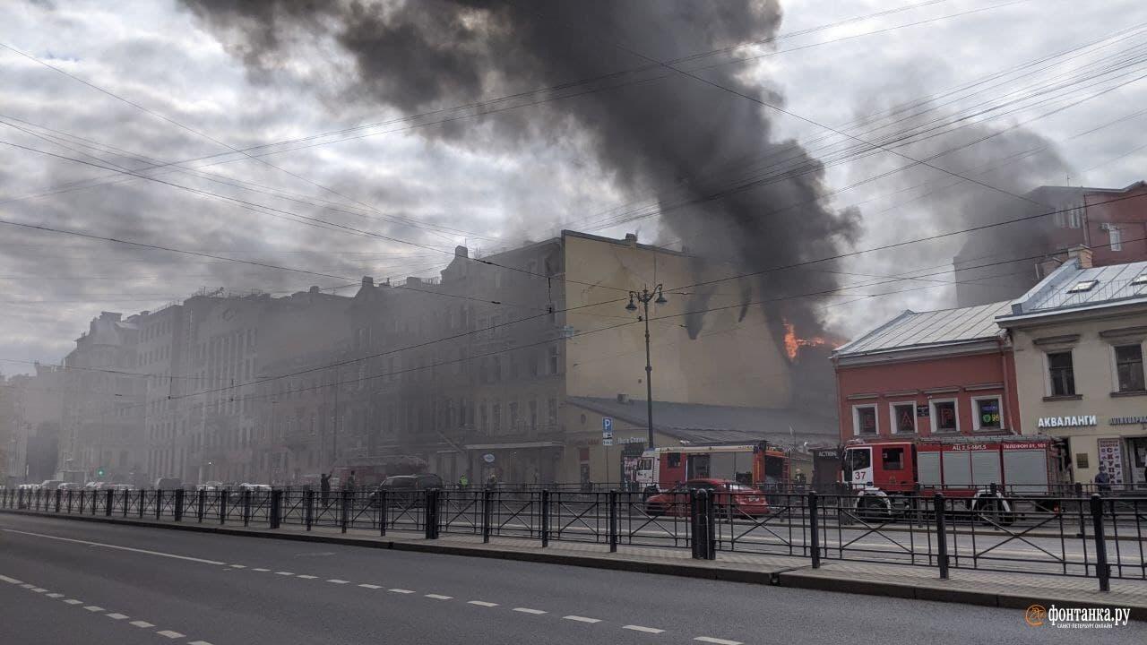 В Санкт-Петербурге горит жилое здание