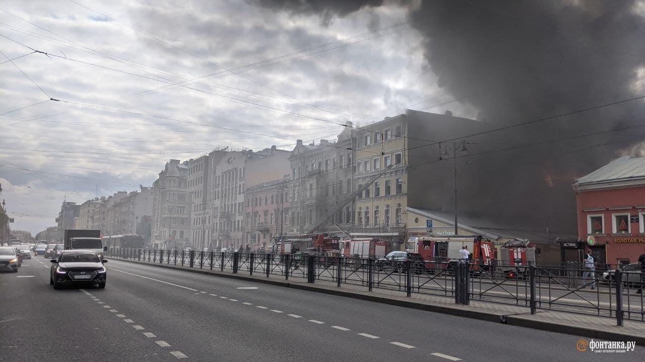 В Санкт-Петербурге горит жилое здание