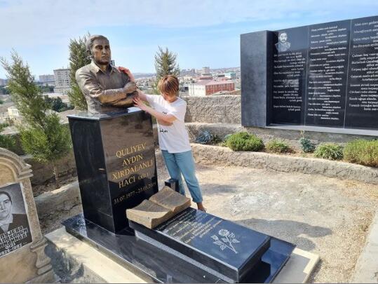 Fədayə Laçın Azərbaycana qayıdan kimi görün kimin məzarını ziyarət etdi