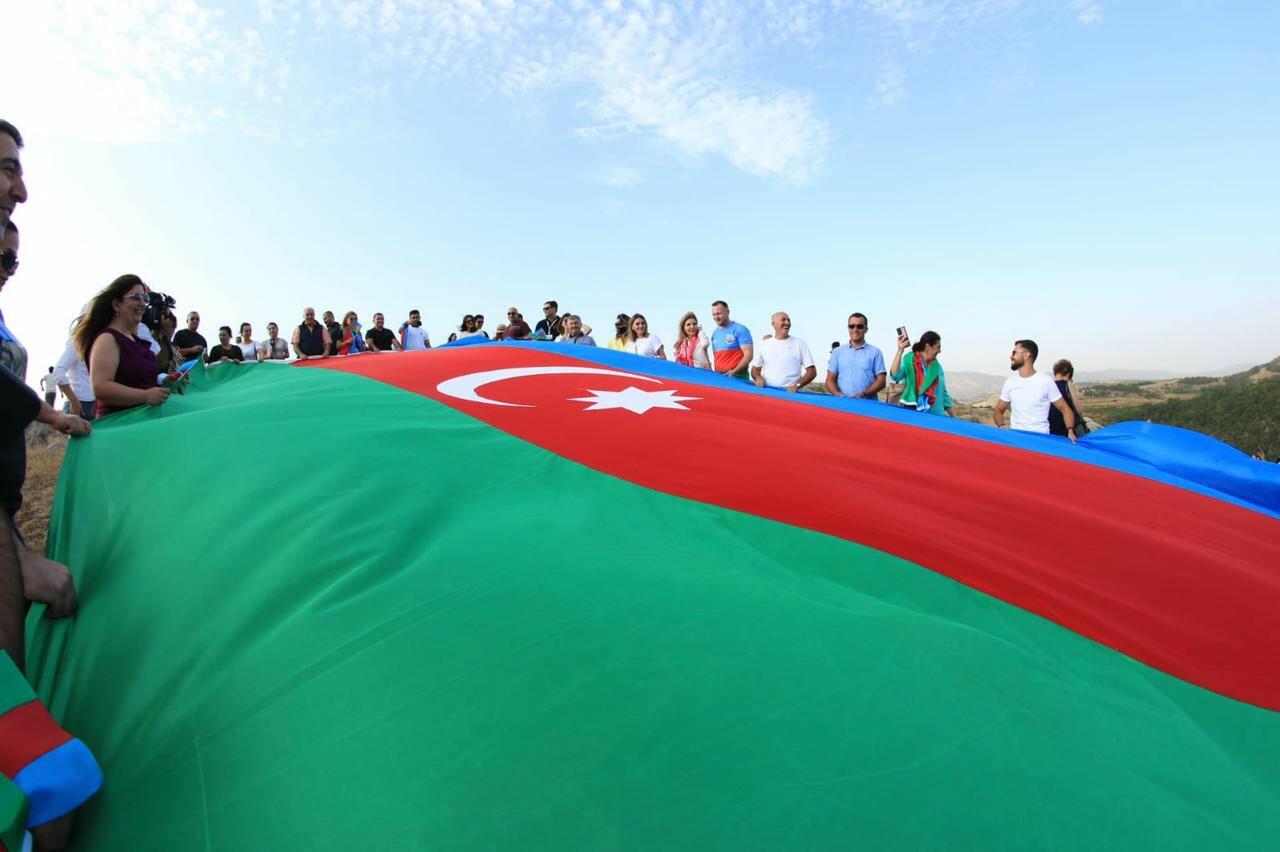 На Джыдыр дюзю развернут огромный флаг Азербайджана
