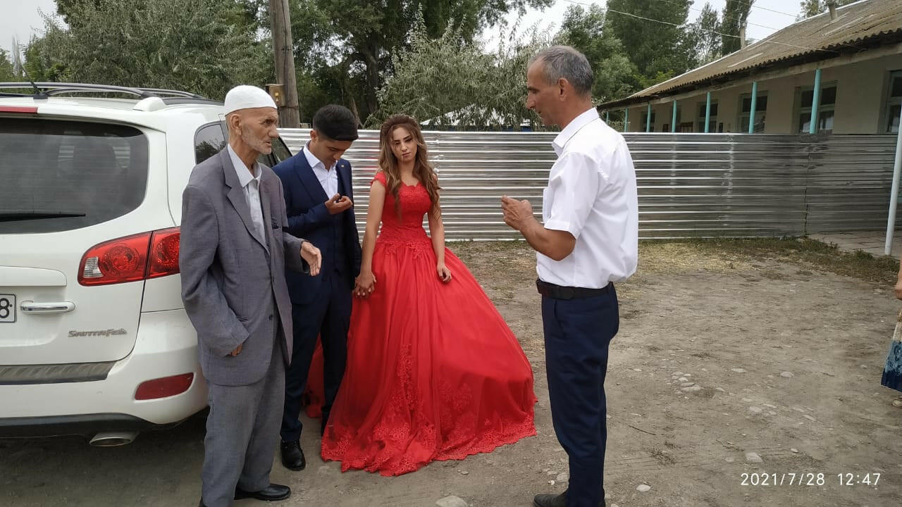 В Зардабе жениха и невесту не впустили на свадьбу