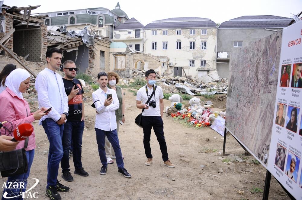 Иностранные журналисты ознакомились в Гяндже с военными преступлениями армян