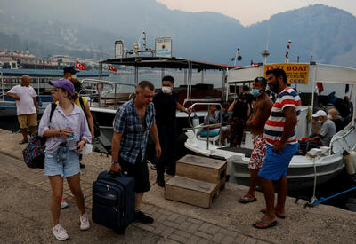 В Турции люди спасались от лесных пожаров на лодках - ВИДЕО