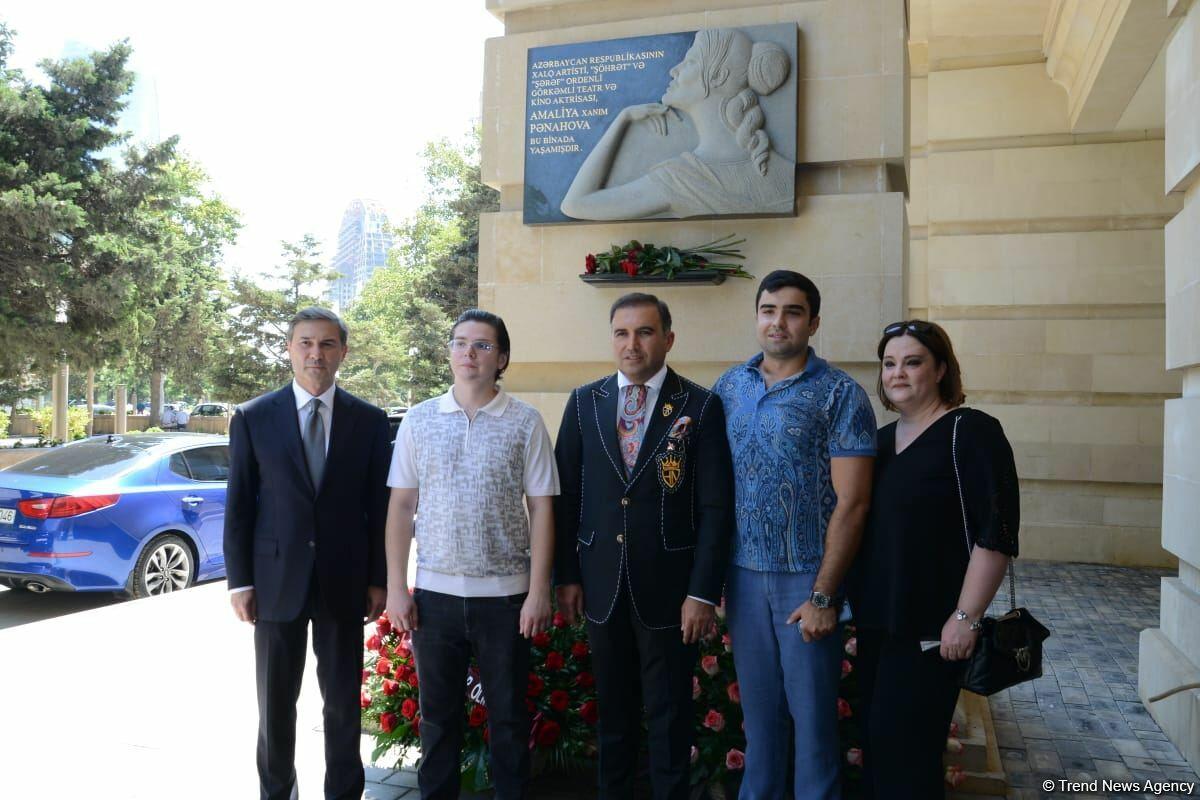 В Баку состоялось открытие барельефа на доме, где жила народная артистка Амалия Панахова