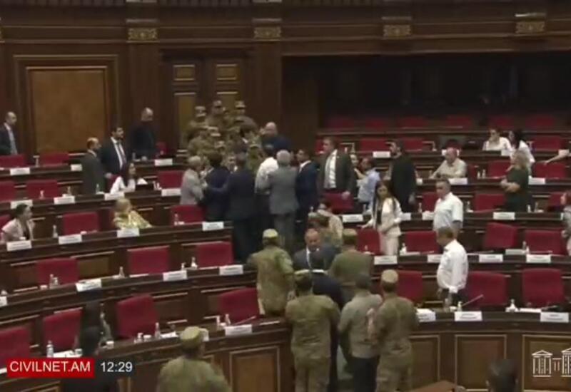Армянские депутаты подрались в парламенте