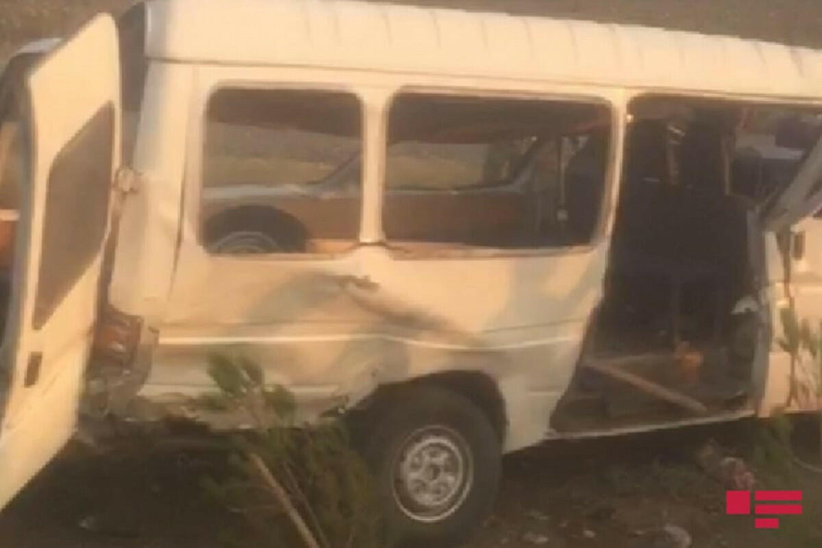 В Геранбое перевернулся микроавтобус, есть погибший и раненые