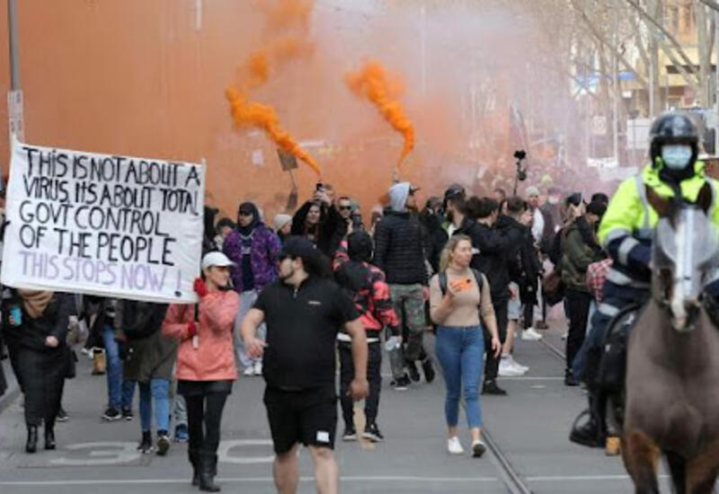 В Австралии полиция обстреляла протестующих резиновыми пулями