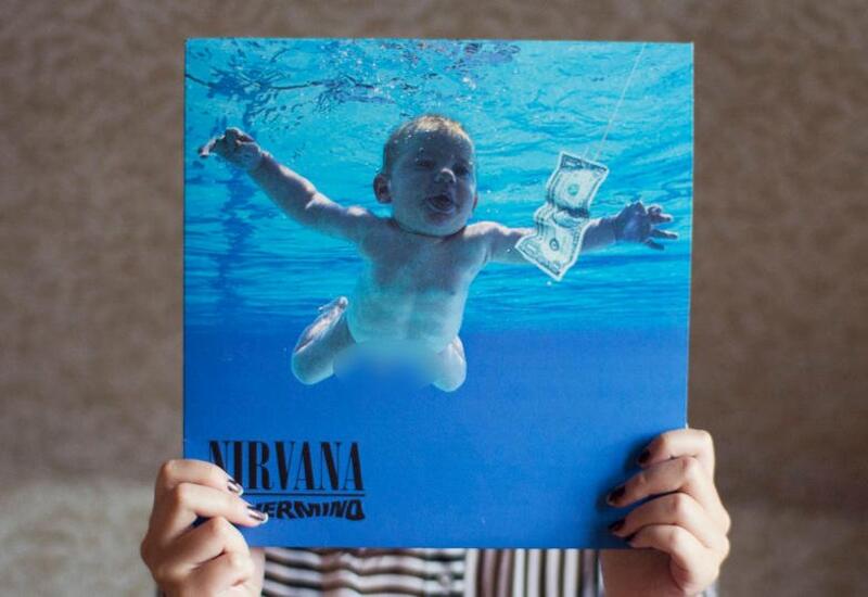 Мальчик с обложки культового альбома Nirvana подал в суд на группу