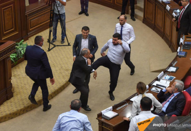 В парламенте Армении депутаты избивают друг друга ногами