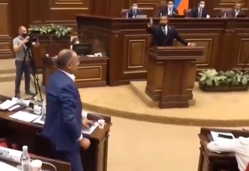 Сейран Оганян кинул первую бутылку в парламенте Армении