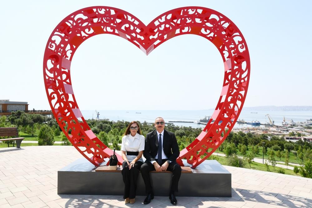 Президент Ильхам Алиев и Первая леди Мехрибан Алиева приняли участие в открытии нового парка "Гянджлик" в Баку