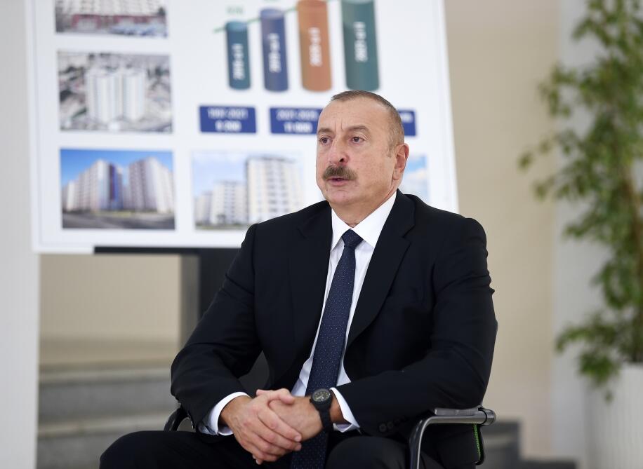 Президент Ильхам Алиев и Первая леди Мехрибан Алиева приняли участие в церемонии вручения квартир и автомобилей семьям шехидов, инвалидов войны и героев Отечественной войны