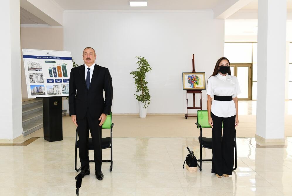 Президент Ильхам Алиев и Первая леди Мехрибан Алиева приняли участие в церемонии вручения квартир и автомобилей семьям шехидов, инвалидов войны и героев Отечественной войны