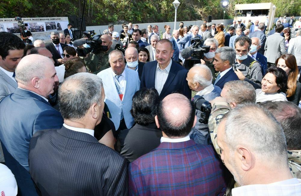 Президент Ильхам Алиев тепло побеседовал с участниками и шушинцами в рамках открытия Дней поэзии Вагифа в Шуше