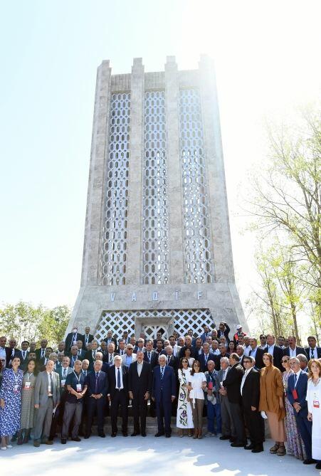 Президент Ильхам Алиев тепло побеседовал с участниками и шушинцами в рамках открытия Дней поэзии Вагифа в Шуше