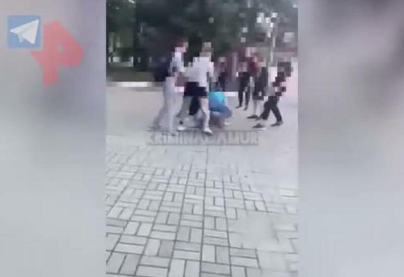 Мужчина избил детей перед линейкой в России