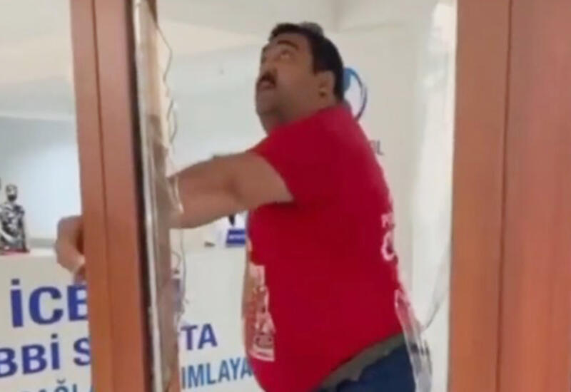 В Баку мужчина разбил дверь поликлиники, пытаясь попасть на вакцинацию