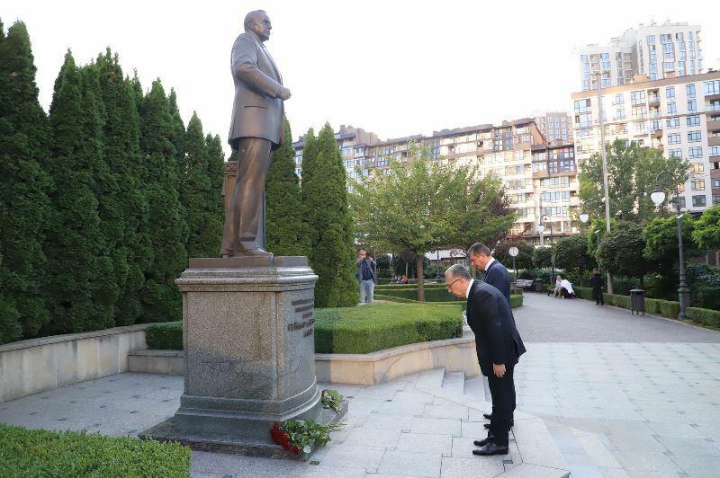 Глава ИВ города Баку находится с визитом в Киеве