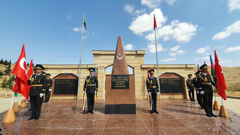 По случаю 103-й годовщины освобождения Баку от оккупации организовано шествие к мемориалу в честь турецких шехидов в Аджыдере