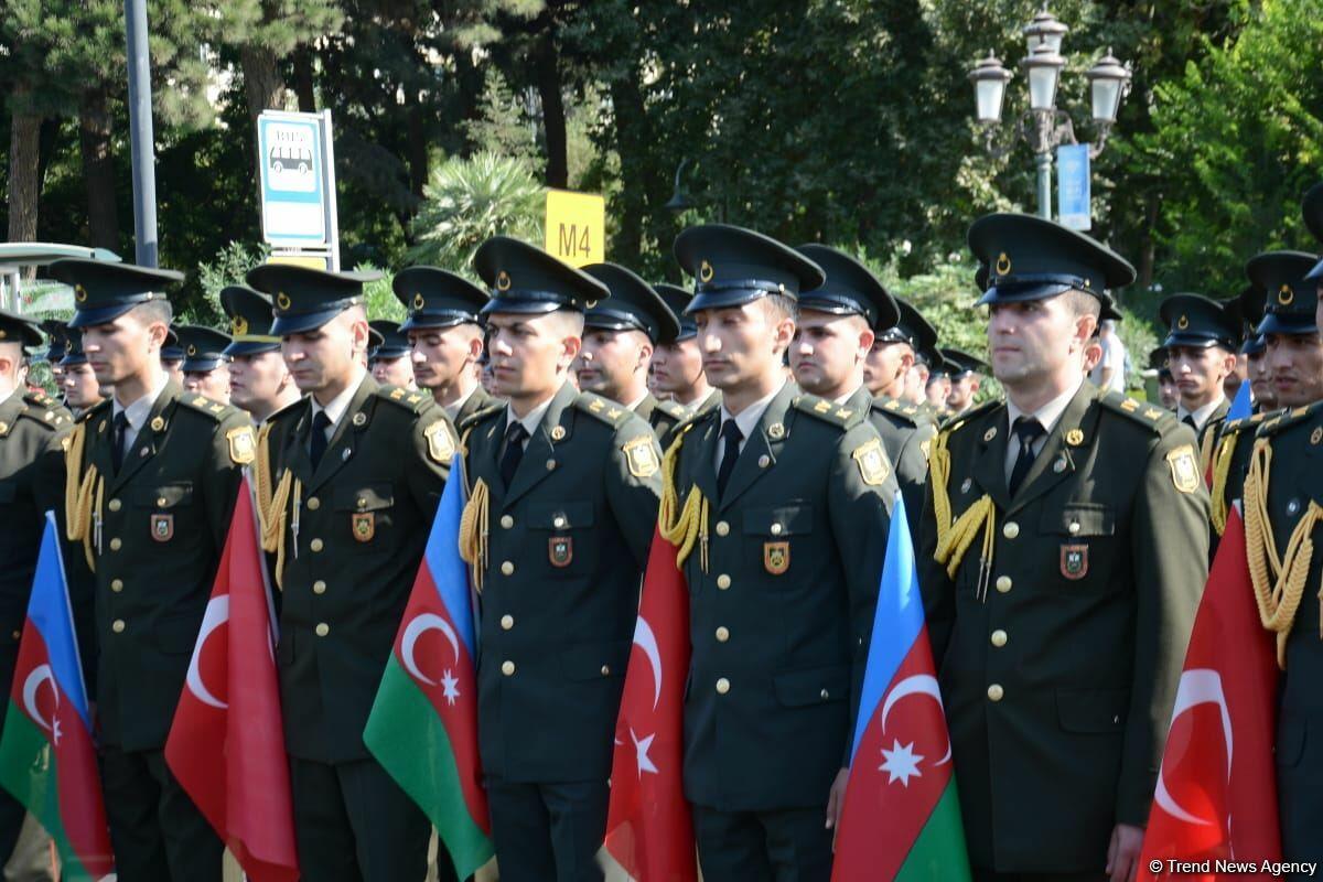 В Баку проходят шествия в связи со 103-й годовщиной освобождения города Кавказской исламской армией