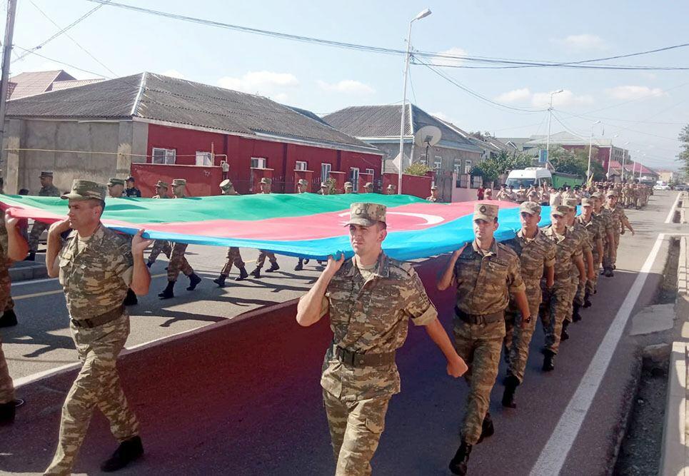 По случаю годовщины освобождения Баку от оккупации состоялись шествия военнослужащих