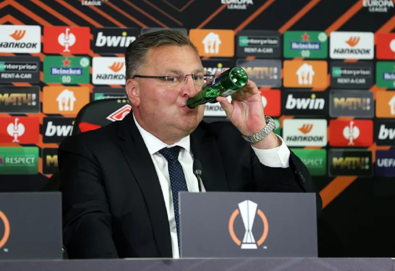 Тренер «Легии» на радостях от победы над «Спартаком» выпил пиво на пресс-конференции