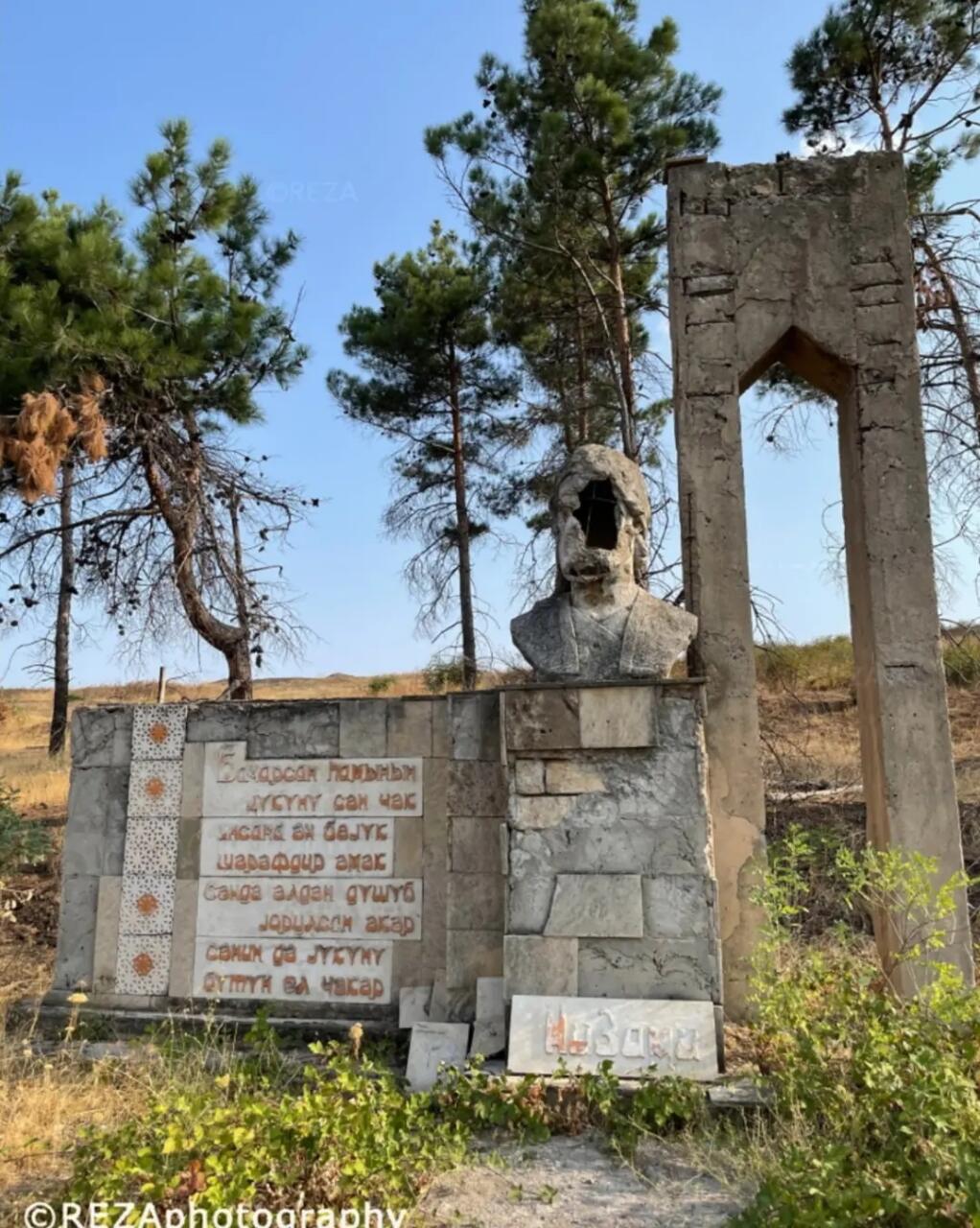 Армянские вандалы надругались над бюстом Низами Гянджеви