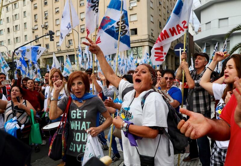 Десятки тысяч аргентинцев вышли на улицы Буэнос-Айреса