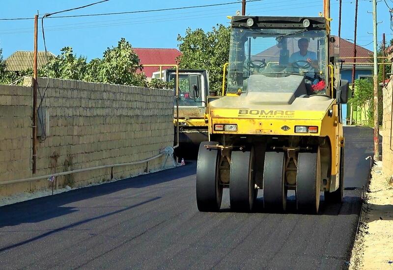 В Хазарском районе продолжаются масштабные работы по ремонту дорог