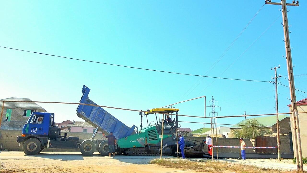 В Хазарском районе продолжаются масштабные работы по ремонту дорог