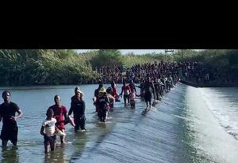 Сотни мигрантов пересекают реку Рио-Гранде в надежде попасть в США