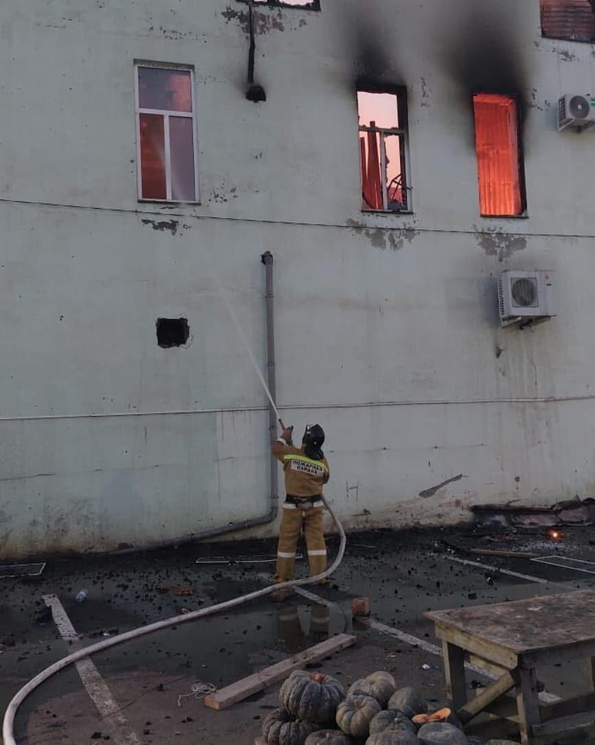 Сильный пожар в гостинице в Дагестане: люди выпрыгивали из окон, есть погибшие