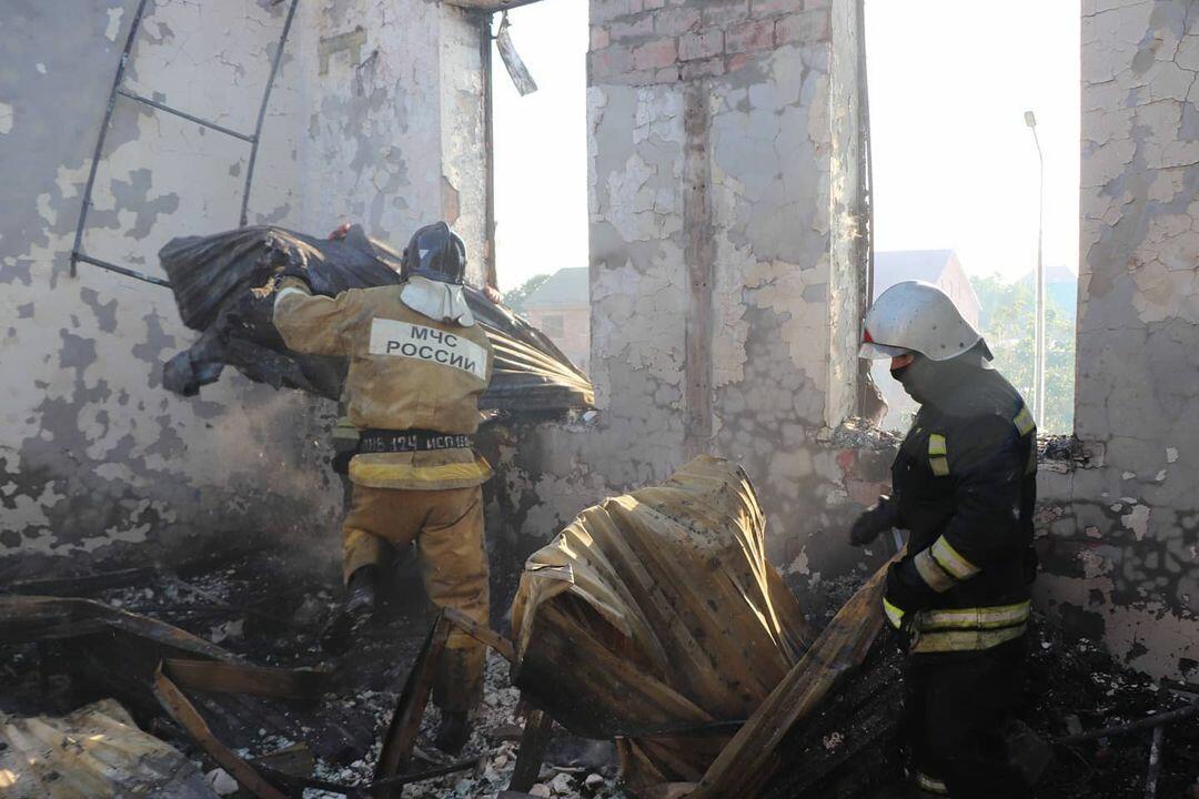 Сильный пожар в гостинице в Дагестане: люди выпрыгивали из окон, есть погибшие