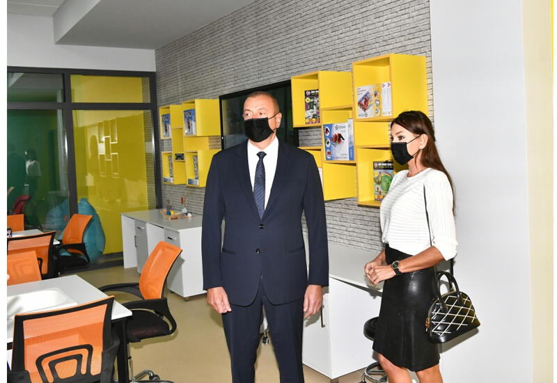 Президент Ильхам Алиев и Первая леди Мехрибан Алиева приняли участие в открытии нового здания Бакинского Европейского лицея