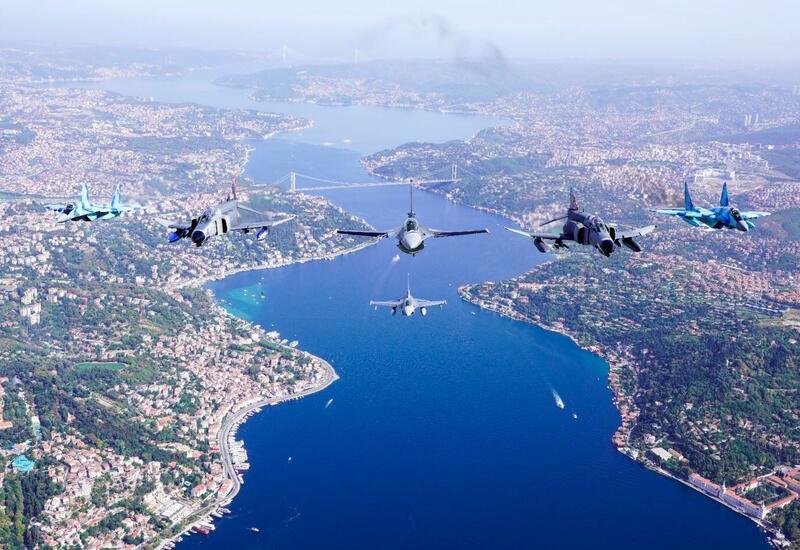 Азербайджанские и турецкие истребители пролетели над Босфором