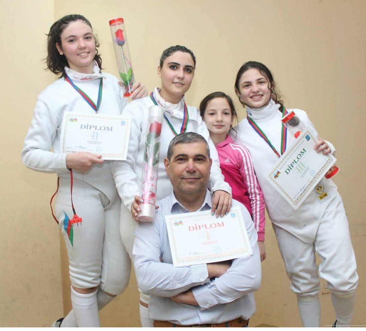 Азербайджанский Зорро и дочери-мушкетерши: Все началось с деревянного меча