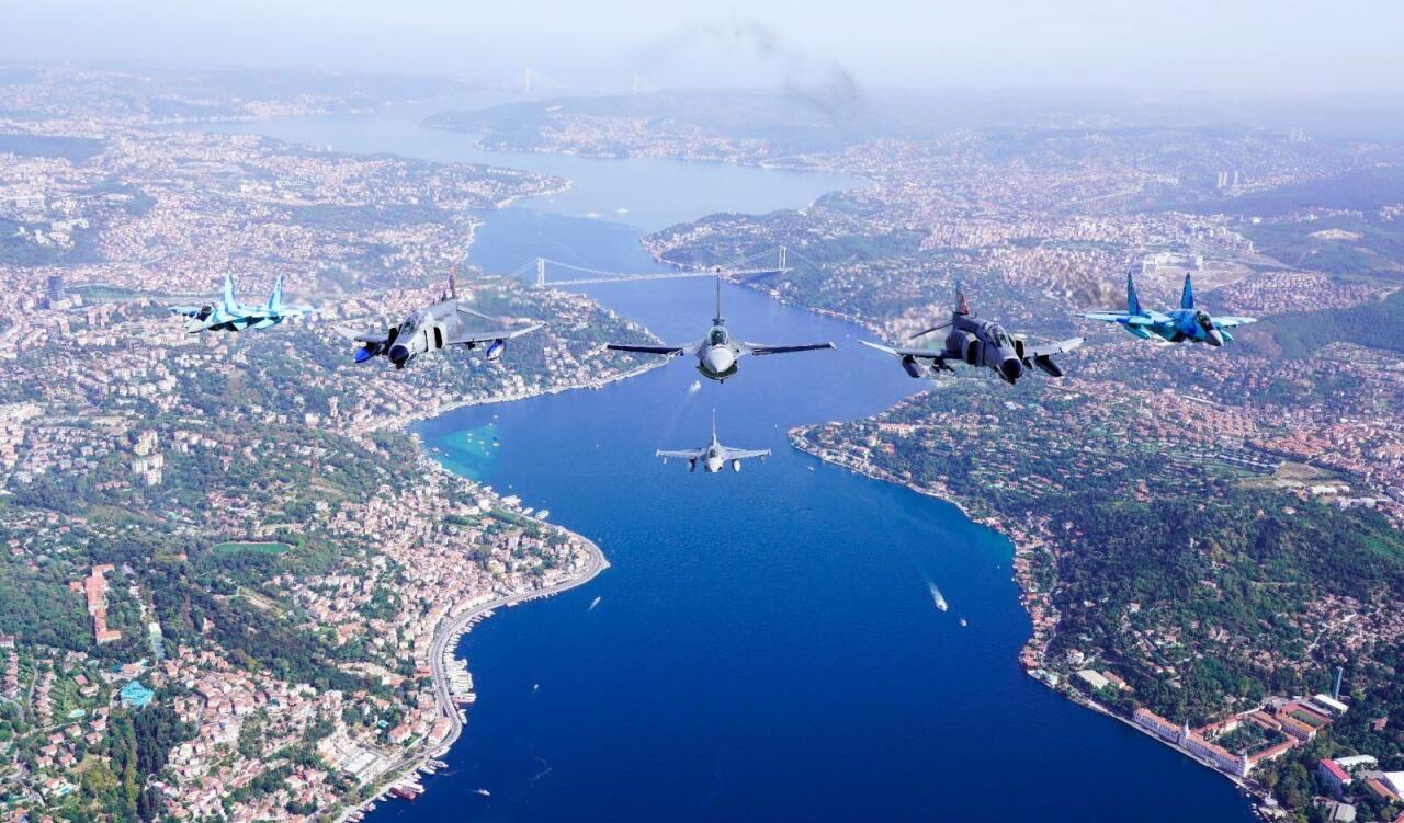 Азербайджанские и турецкие истребители пролетели над Босфором