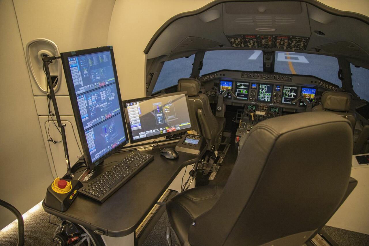 Центр подготовки пилотов AZAL пополнился современным летным тренажером