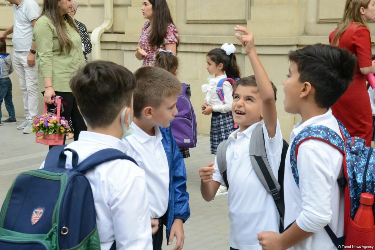 Первый день занятий в начальных классах школ Баку