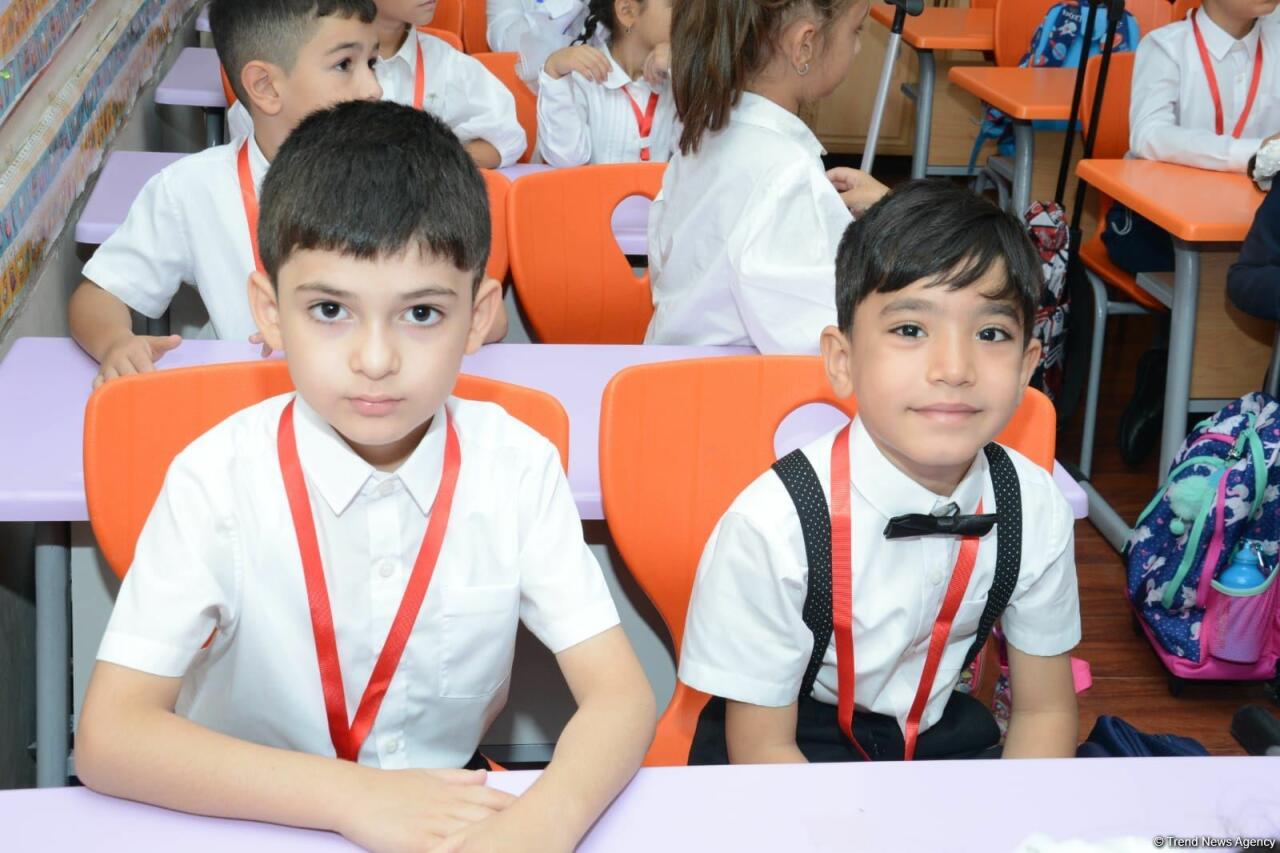 Первый день занятий в начальных классах школ Баку