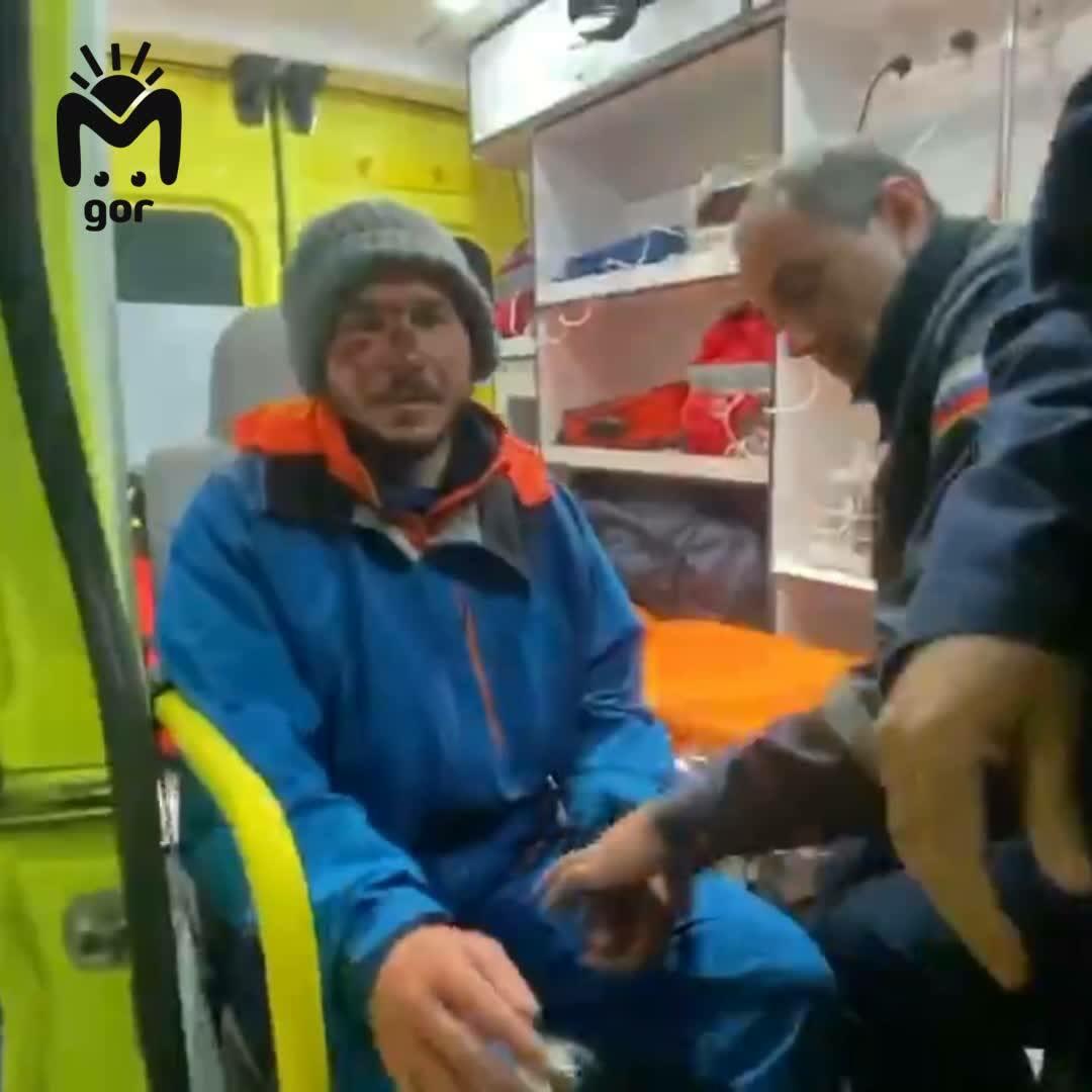 Обмороженные, уставшие, но улыбающиеся - так выглядят туристы, спасенные на Эльбрусе