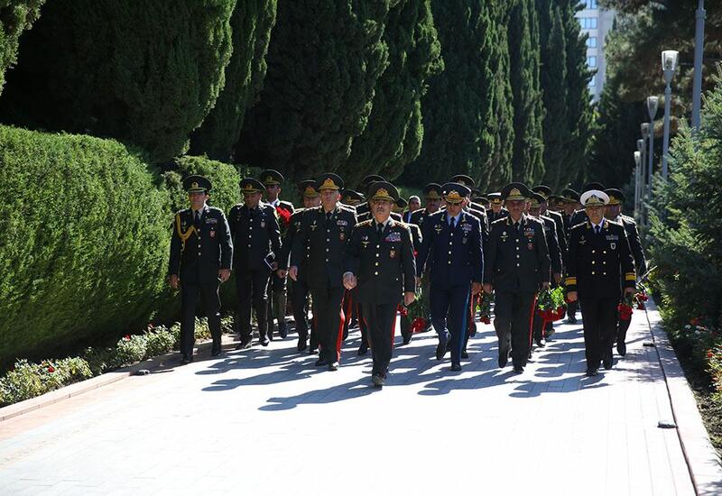 Руководство минобороны Азербайджана посетило Аллею почетного захоронения и II Аллею шехидов в Баку