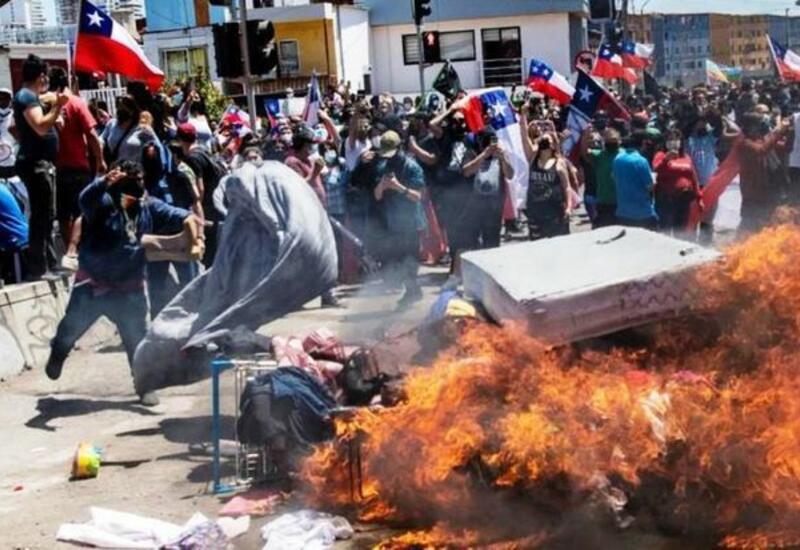 В Чили протестующие сожгли палатки нелегальных мигрантов из Венесуэлы