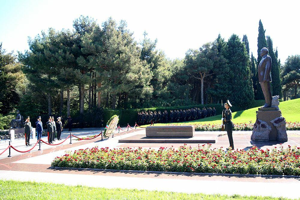Руководство минобороны Азербайджана посетило Аллею почетного захоронения и II Аллею шехидов в Баку