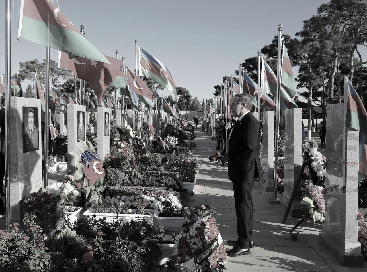 Посол США в Азербайджане почтил память погибших в Отечественной войне