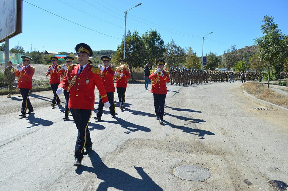 В честь Дня памяти азербайджанские военнослужащие прошли торжественным маршем по Шуше