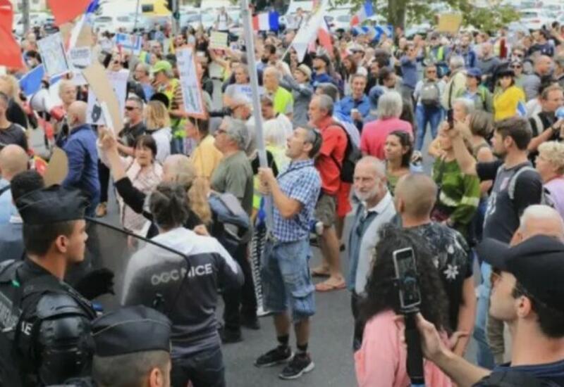 Около 45. Протесты против вакцинации. Протесты во Франции против вакцинации. Фото протест люди. Железнодорожники акции протеста.