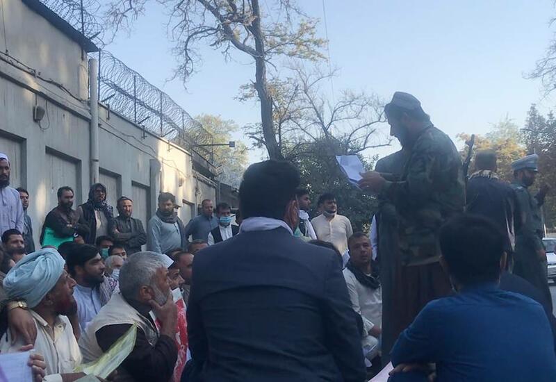 Афганцы выстраиваются в огромные очереди у посольства Ирана в попытке получить визу