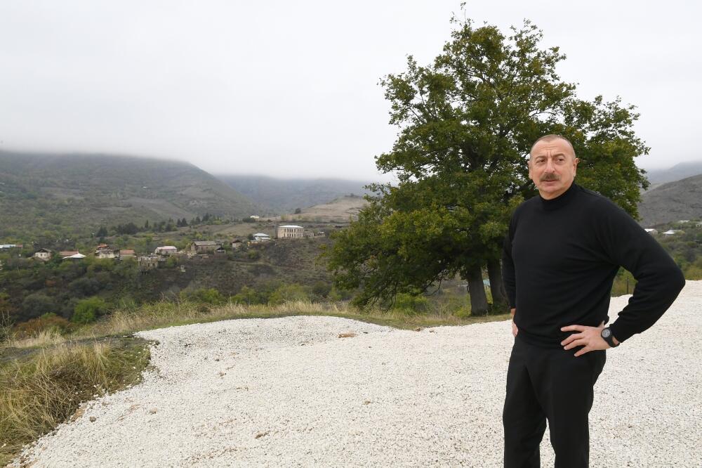 Президент Ильхам Алиев заложил фундамент новой мечети в поселке Гадрут