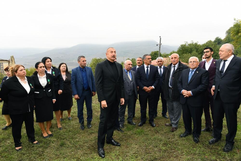 Президент Ильхам Алиев посетил село Туг вместе с представителями общественности Ходжавендского района